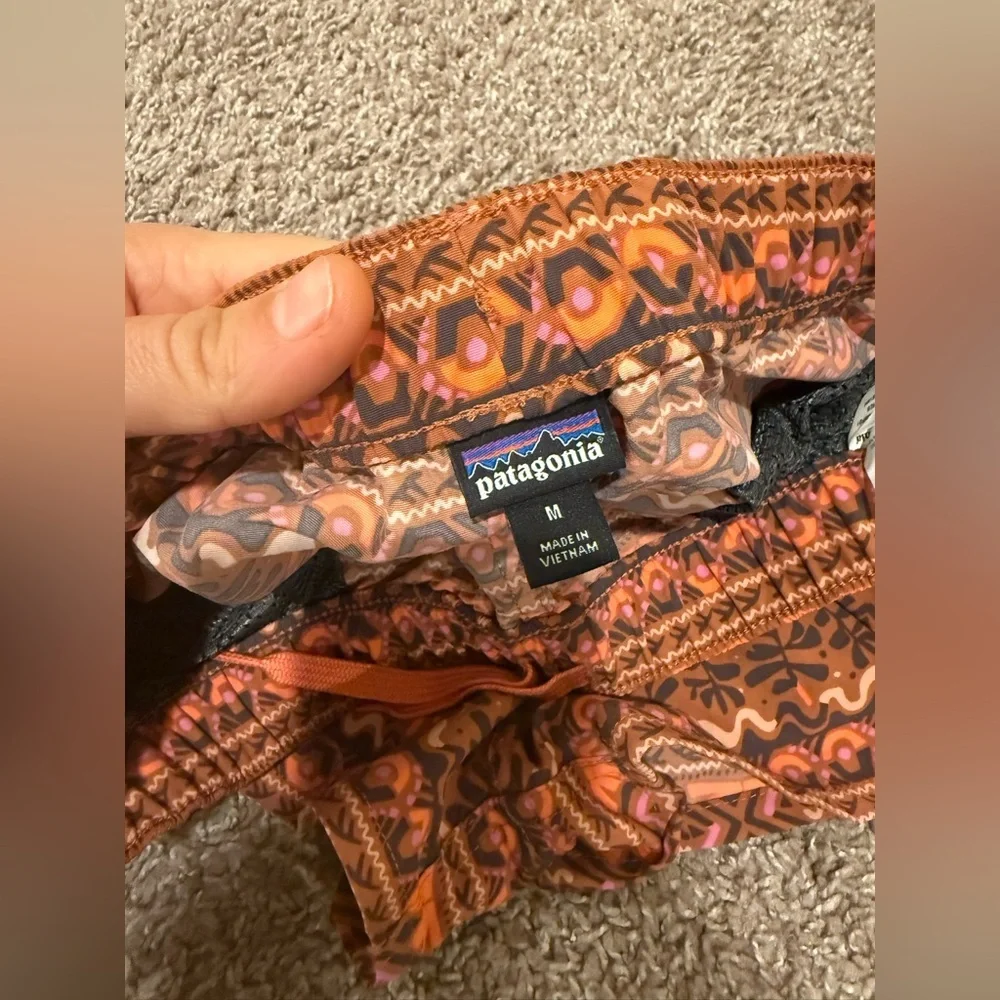Patagonia Women’s Barely Baggies Shorts Aztec Print , size M - Picture 4 of 10